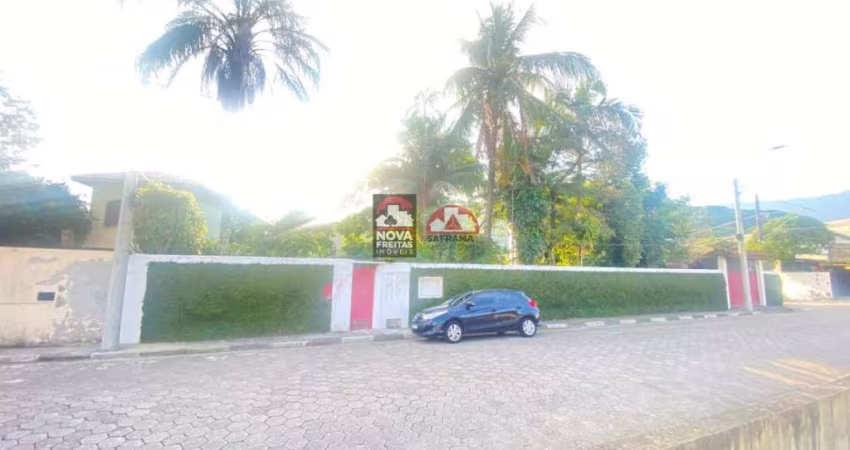 Casa com piscina e área de   terreno de 1050M² - Próximo ao centro e à praia em Caraguatatuba