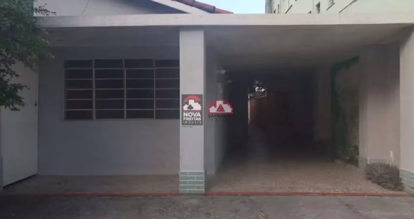 Casa padrão com ótima localização no centro.