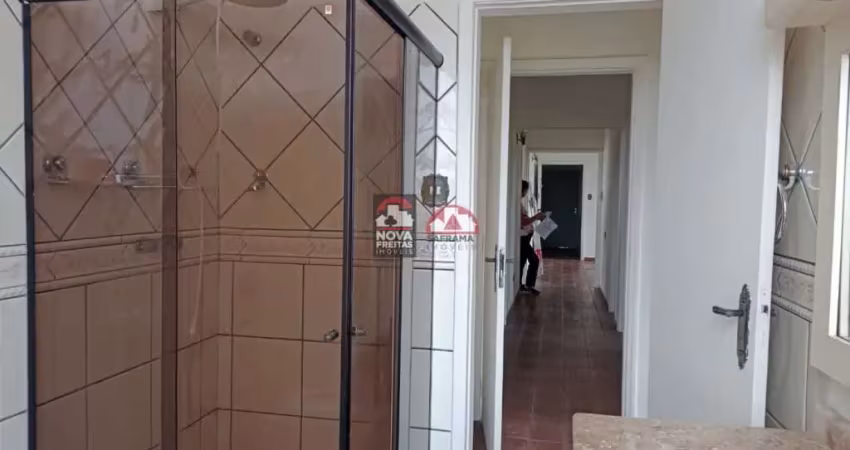 Espaço e elegância; apartamento amplamente iluminado
