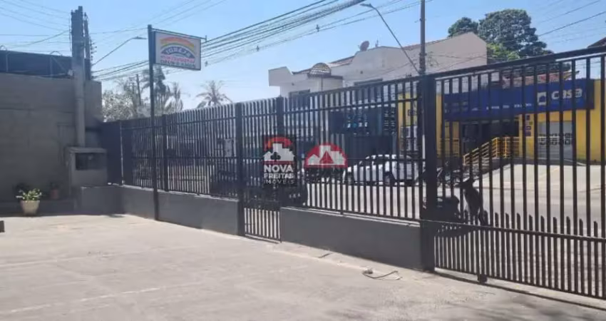 Ponto comercial à venda com espaços amplos e edificações