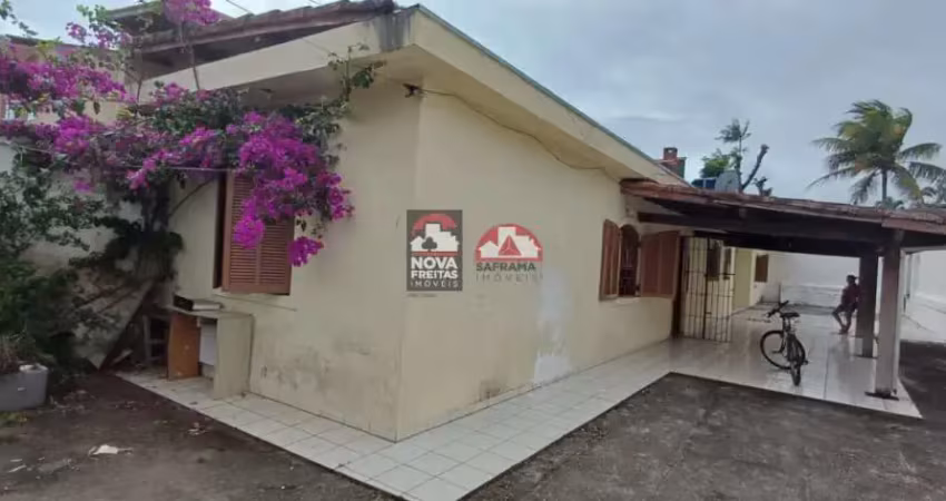 Casa próximo a pizzaria lunamar e proximo ao campo de futebol em caraguatatuba no bairro palmeiras