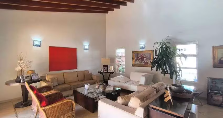 Casa Comercial com Piscina e 5 Vagas