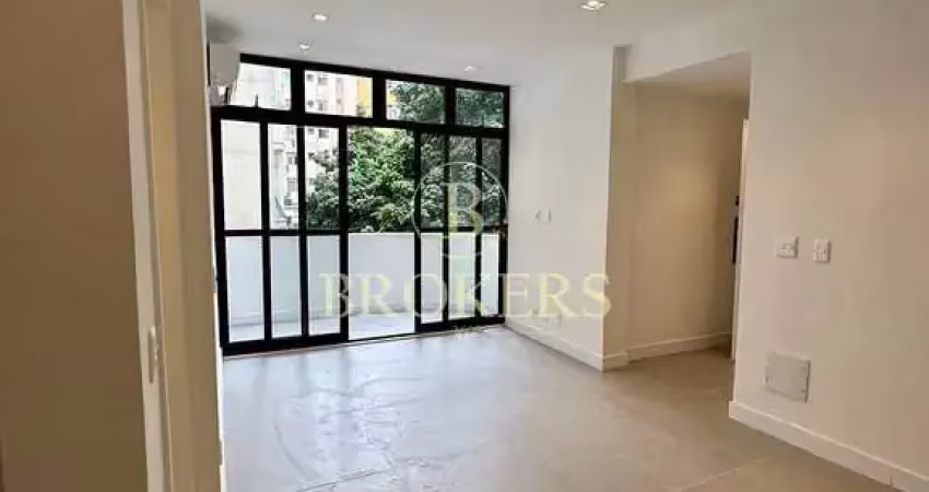 Apartamento à venda, copacabana, varanda, sala, 2 quartos sendo 1 suíte, cozinha integrada a sala.