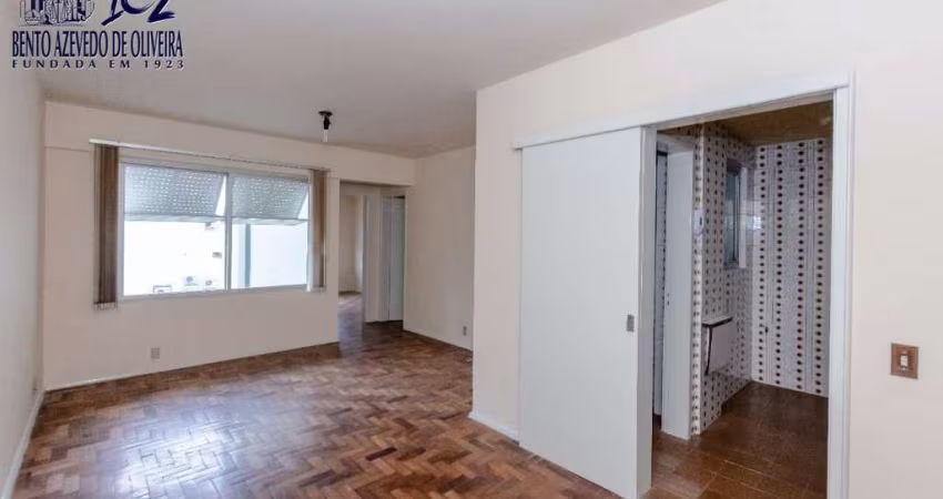 Espaçoso como antigo, estruturado como moderno: Venha morar neste apartamento de