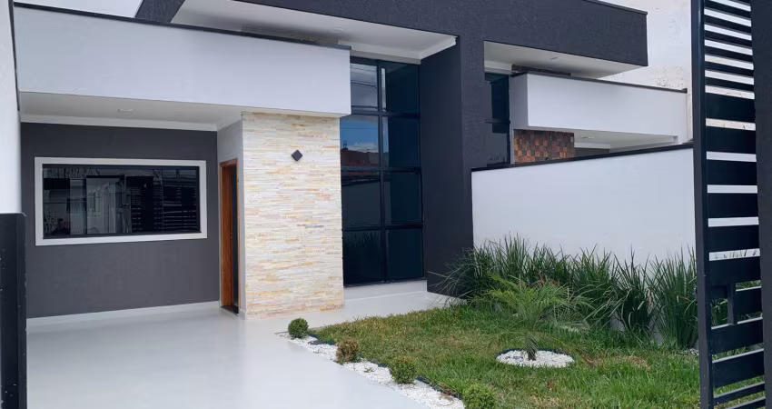 Casa alto padrão com piscina e edícula com churrasqueira.