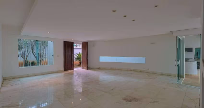 Casa com excelente localização no Belvedere!