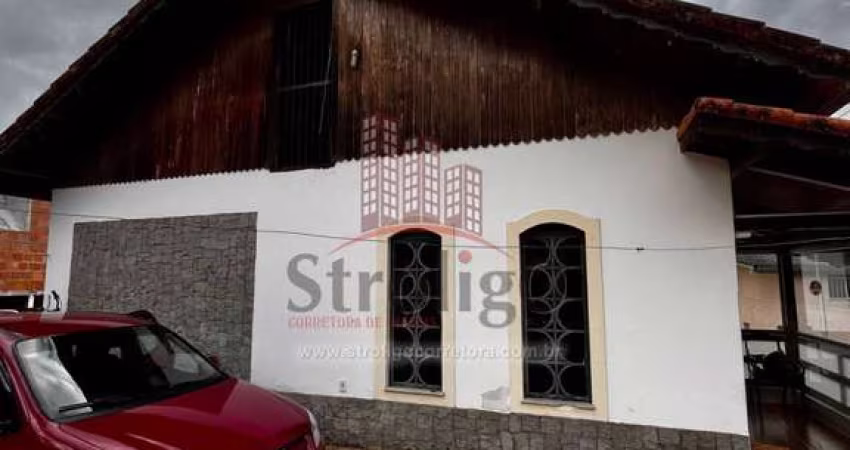 C486 Imóvel com 3 ótimas residências e terreno medindo 770 m², a 5 km do Centro, Nova Friburgo-RJ