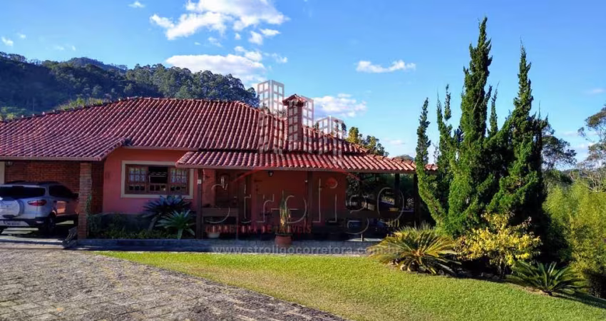 C494 Casa com estilo único, terreno medindo 7.250 m², a 8 km do Centro, Nova Friburgo-RJ