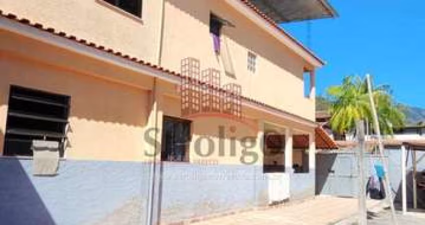 C508 Duas casas com amplo terreno, área residencial ou comercial em Olaria, Nova Friburgo-RJ