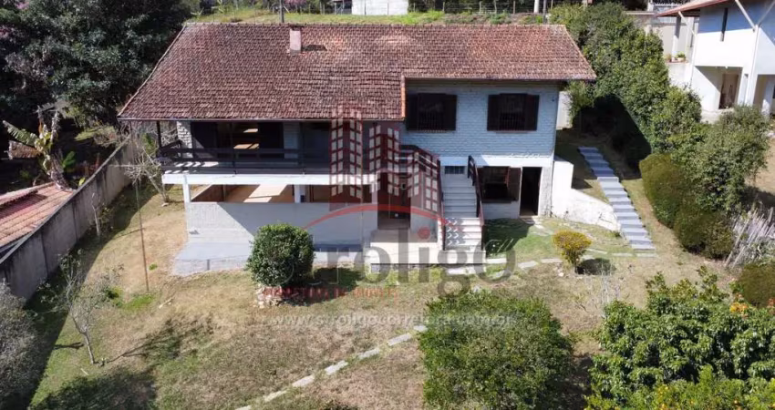 C525 espetacular casa com área de lazer e amplo terreno, localizado a 4 km do centro da cidade, nova friburgo-rj
