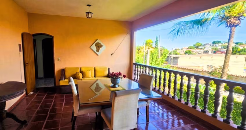 Casa no Pechincha, em Jacarepaguá.   306m²,  Dois andares, 4 Quartos, 3 Banheiros, Sala com dois ambientes, cozinha, garagem coberta para 3 veículos, ampla área externa.  Localização privilegiada á