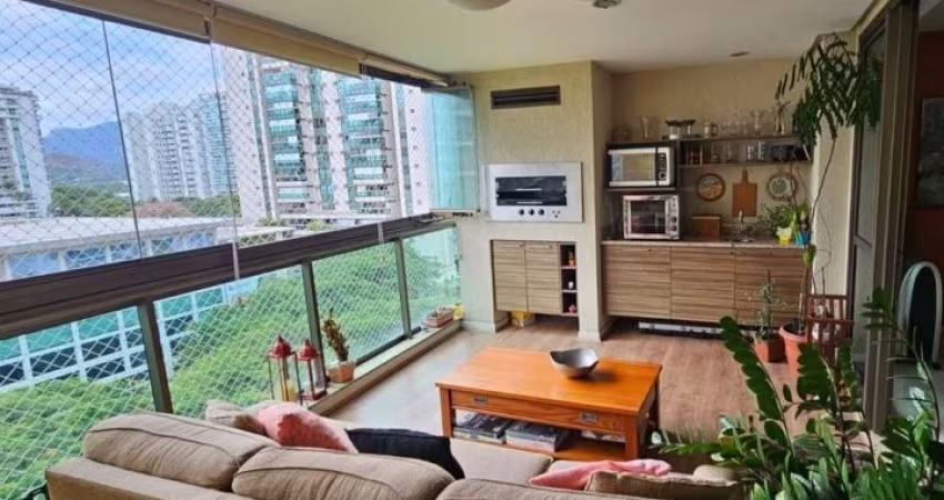 Lindo apartamento original 4 quartos,transformado em 3 quartos sendo 2 suites ,lavabo banheiro social  despensa e dependenci completa sol nascente vista externa 2 vagas.