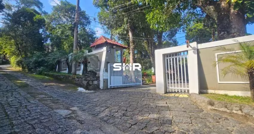 Casa vargem pequena, 3 quartos, 1 com varanda,  sendo  1 suíte, 3 banheiros com blindex, 2 salas,  planta  com cômodos bem distribuídos e arejado