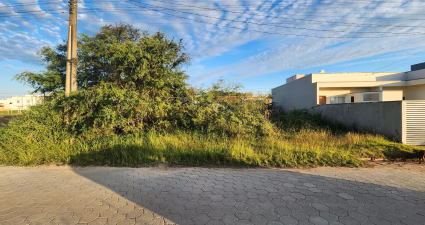 Ótimo terreno em Balneário Piçarras, Bairro Itacolomi, Rua pavimentada. 