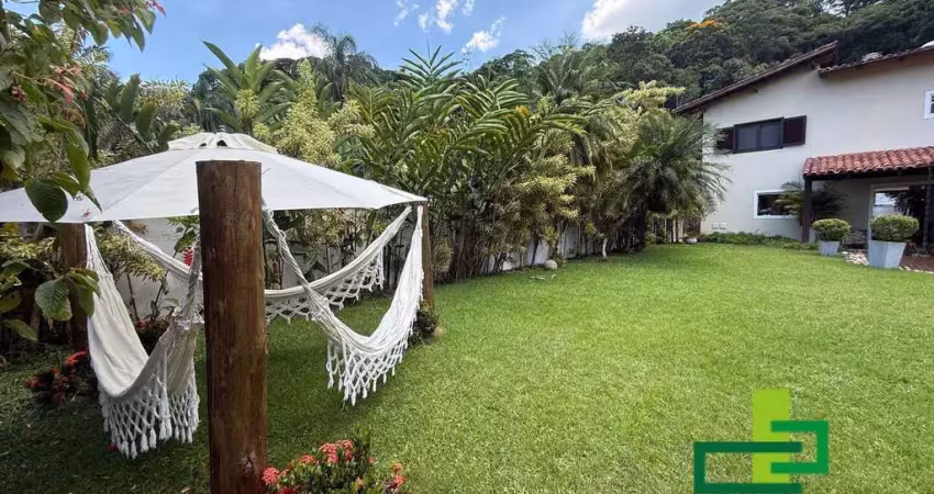 Casa de Alto Padrão em Condomínio Pé na Areia – Praia da Cocanha.