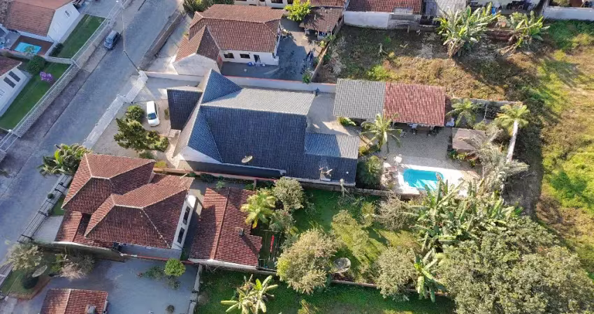 Super casa em joinville, localização estratégica com piscina e área de festa.