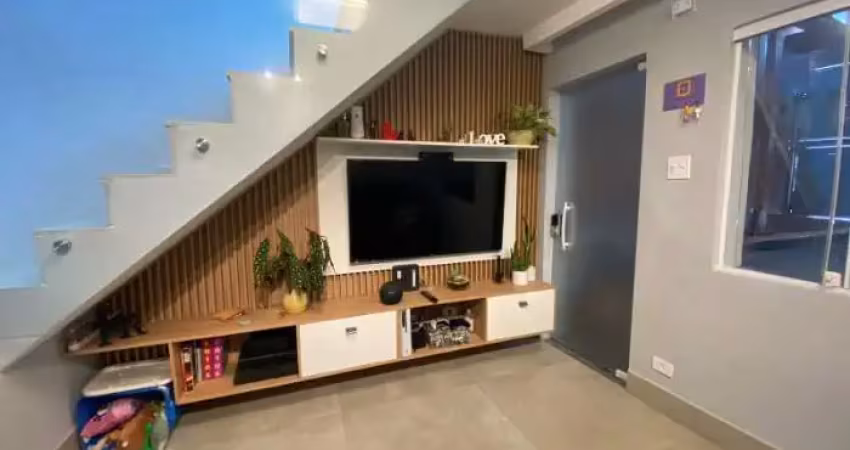 Sobrado à venda com 2 dorm. sendo 1 suíte, 1 vaga de garagem.
