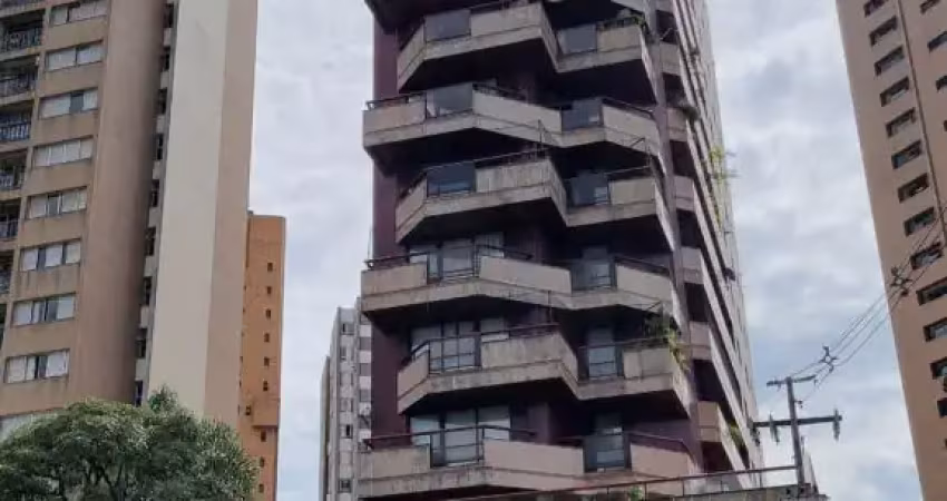 Amplo apartamento no cabral com 3 vagas individuais e 438m² no total sendo 310m de área exclusiva e conforto,.