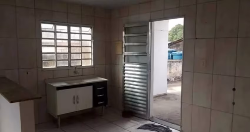 Casa no distrito próxima a feira e parada de ônibus!!