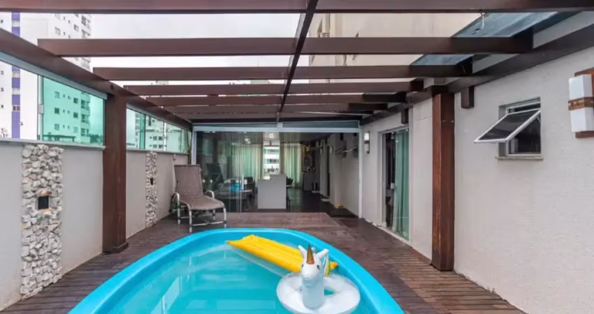 Lindo apartamento no primeiro andar com piscina coberta no pioneiros