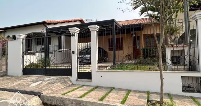 Casa Linear de Alto Padrão à Venda na Vila Santa Cecília — Volta Redonda/RJ