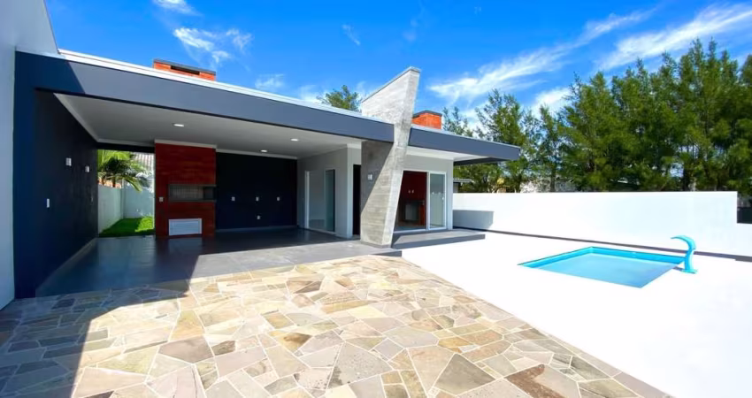 Casa de alto padrão a 50 metros do mar com piscina