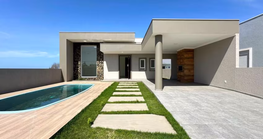 Casa nova com piscina há 40 metros do mar