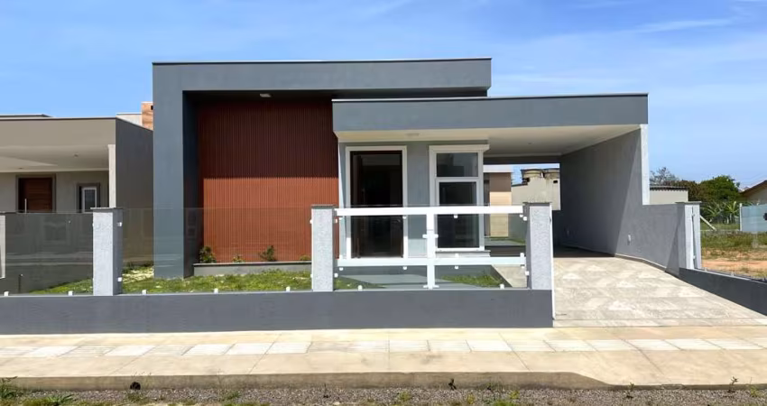Casa nova há 50 metros do mar no bairro Figueirinha