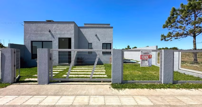 Casa nova com piscina no bairro Tupancy