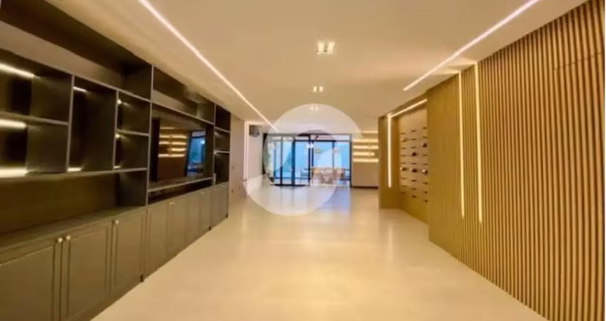 Casa moderna, sofisticada e a poucos metros da praia.
