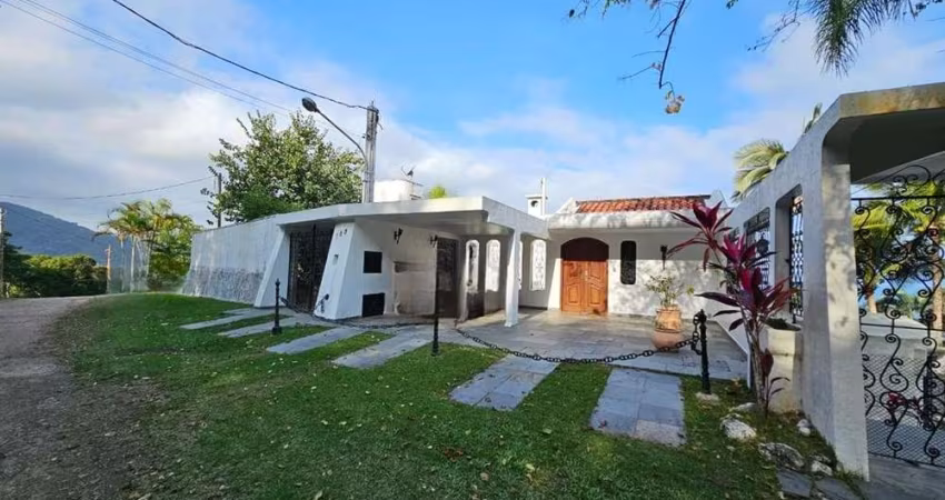 Casa em condomínio para venda com 4 quartos, sendo 4 suítes, 427m²