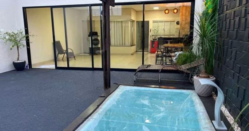Casa à venda com piscina, churrasqueira, armários, espaço amplo e 3 quartos em Rio Verde - GO
