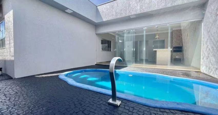 Casa à venda com churrasqueira, 3 quartos, espaço amplo, armários e piscina em Rio verde - GO
