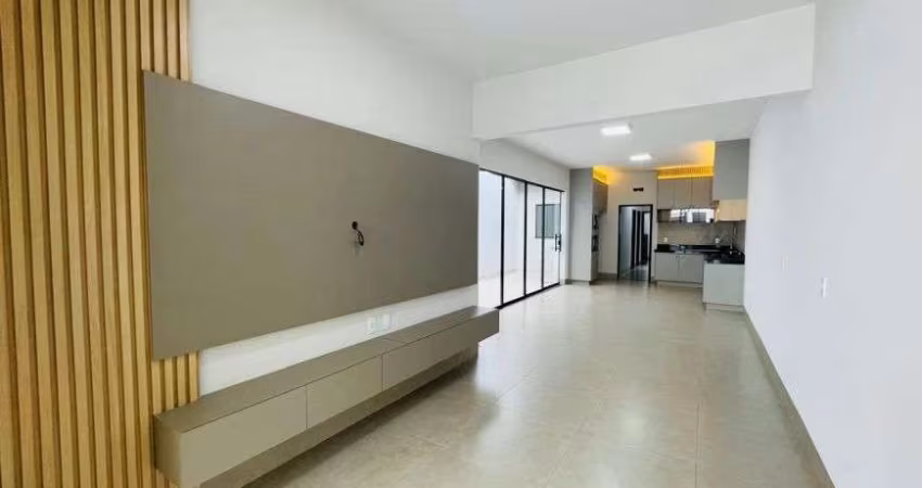 Casa à venda com cômodos espaçosos, 2 suítes e armários embutidos pela residência em Rio Verde - GO