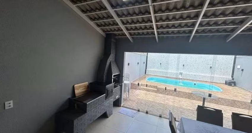 Casa à venda com piscina, churrasqueira e garagem para 2 carros em Rio Verde - GO