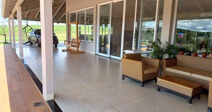 Casa à 3 minutos da UNIRV à venda com piscina, espaço amplo, área gourmet e 3 suítes em Rio Verde GO