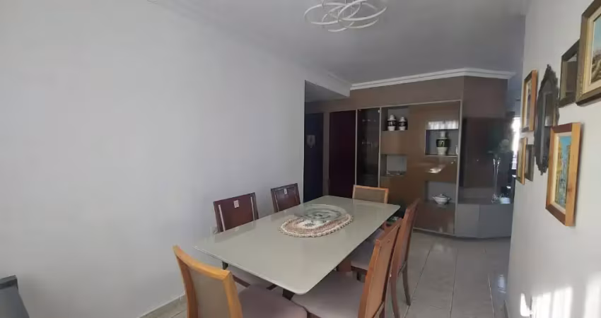 Vende apartamento amplo com 03 quartos 90m² predio de escada