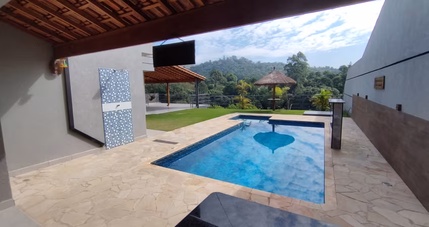 Casa térrea com piscina e área gourmet ampla para  moradia ou veraneio
