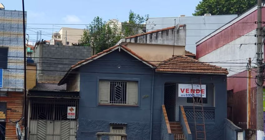 Terreno com 1 casa na frente e um sobrado nos fundos