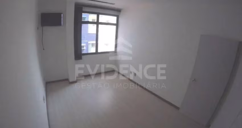 Sala comercial com 30 m², sol da manhã, ambiente iluminado e aconchegante.
