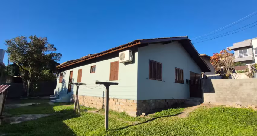 Casa de 3 dormitórios e 2 banheiros no rio tavares em florianópolis sc - aluguel anual