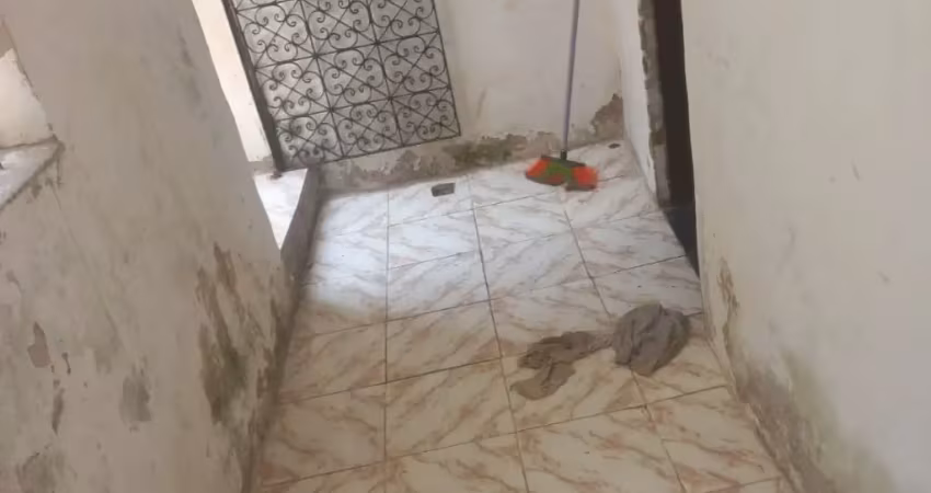 Casa baratissima a venda na boca do rio, proximo a nona delegacia, 3/4 sala grande, varanda,