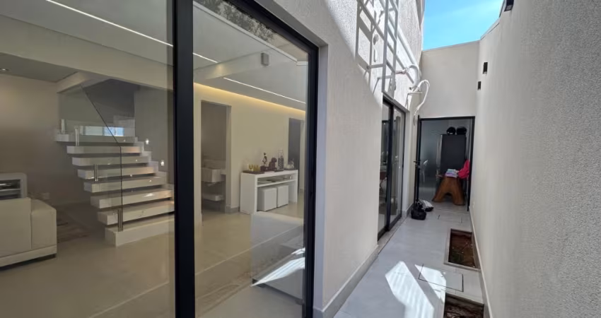 Casa Exclusiva em Condomínio Fechado – Totalmente Reformada, acabamento alto padrão