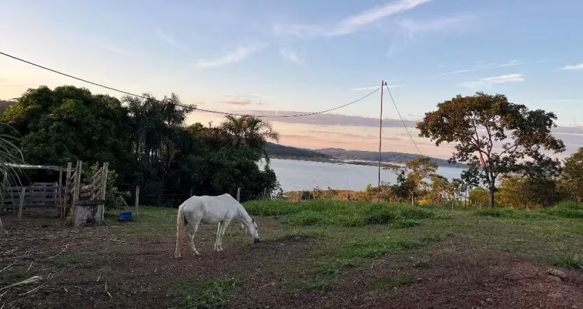 Rancho à beira da represa, vista incrível, pasto, pomar e muito verde!