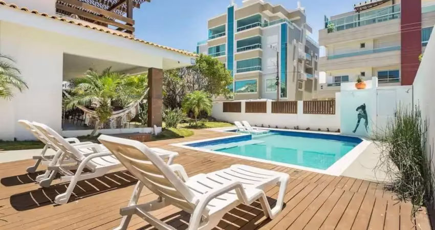Linda Casa de Alto Padrão com Piscina em Mariscal
