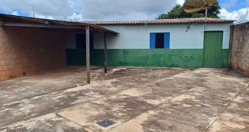 Vendo casa com 2 quartos, lote enorme e ótimo para galpão, no bairro solar da barragem, Águas Lindas