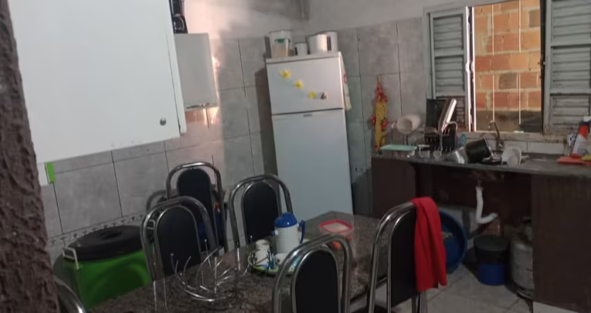 Casa próximo ao hospital estadual e supermercado tatico, com 2 quartos e 1 kit