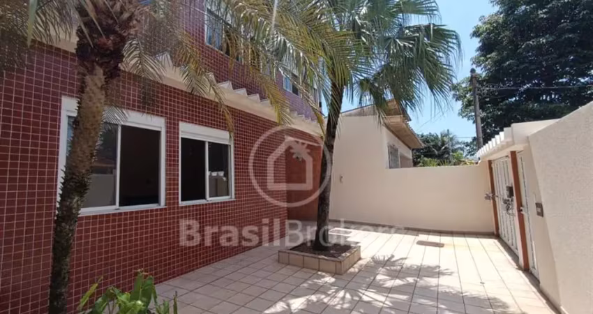 Casa triplex, com quatro quartos,  totalmente reformada, na curicica