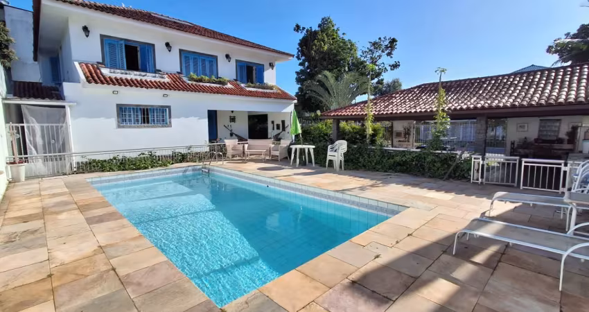 Casa com quatro quartos e lazer completo, no condomínio vilarejo