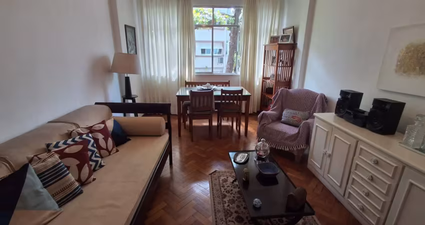 Apartamento com sala ampla e dois quartos na rua dias ferreira